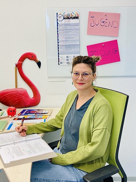 Bildungs- und Projektreferentin mit Büroleitung: Sara Bocek
